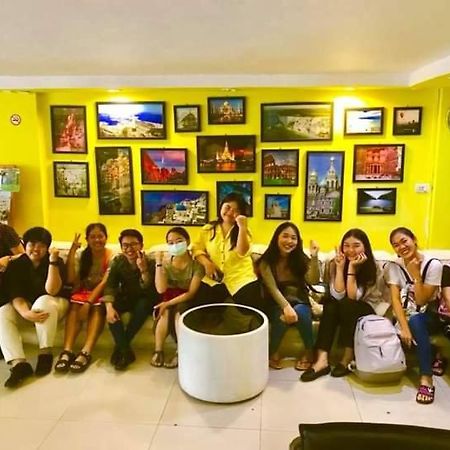 Vr Hostel สะพานควาย Bangkok Exteriör bild